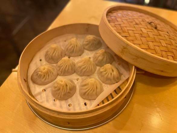 B1. Chicken and Mushroom Xiao Long Bao 雞肉香菇小籠包 / B1. Poulet et champignon Xiao Long Bao