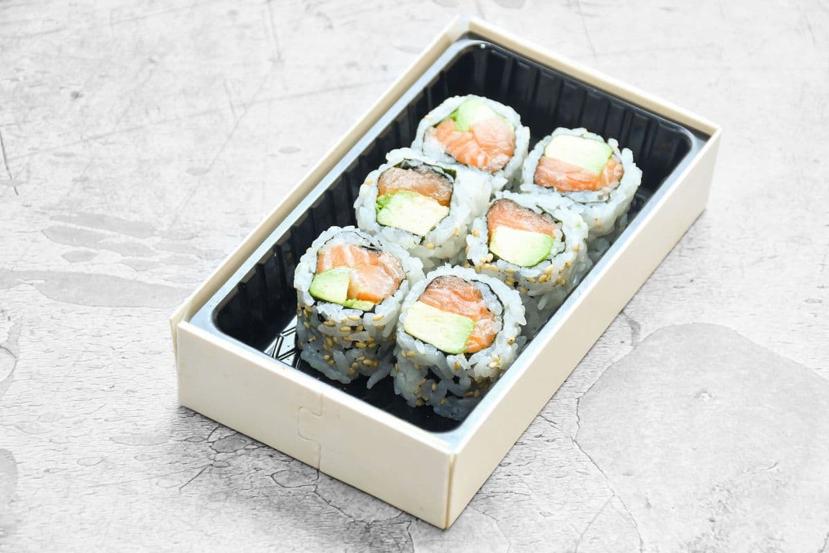 37. Salmon Avocado Roll (6 pcs)