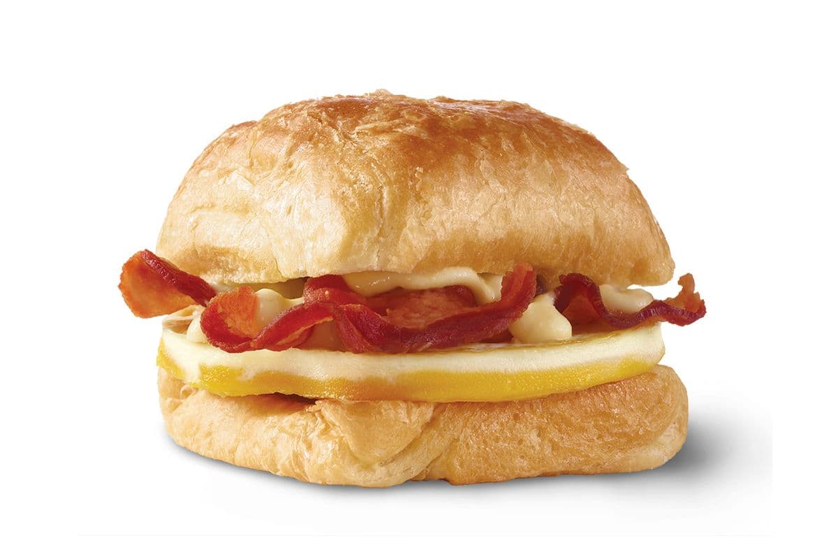 Croissant avec bacon, œuf et fromage suisse / Bacon, Egg, and Swiss Croissant (Cals: 430)