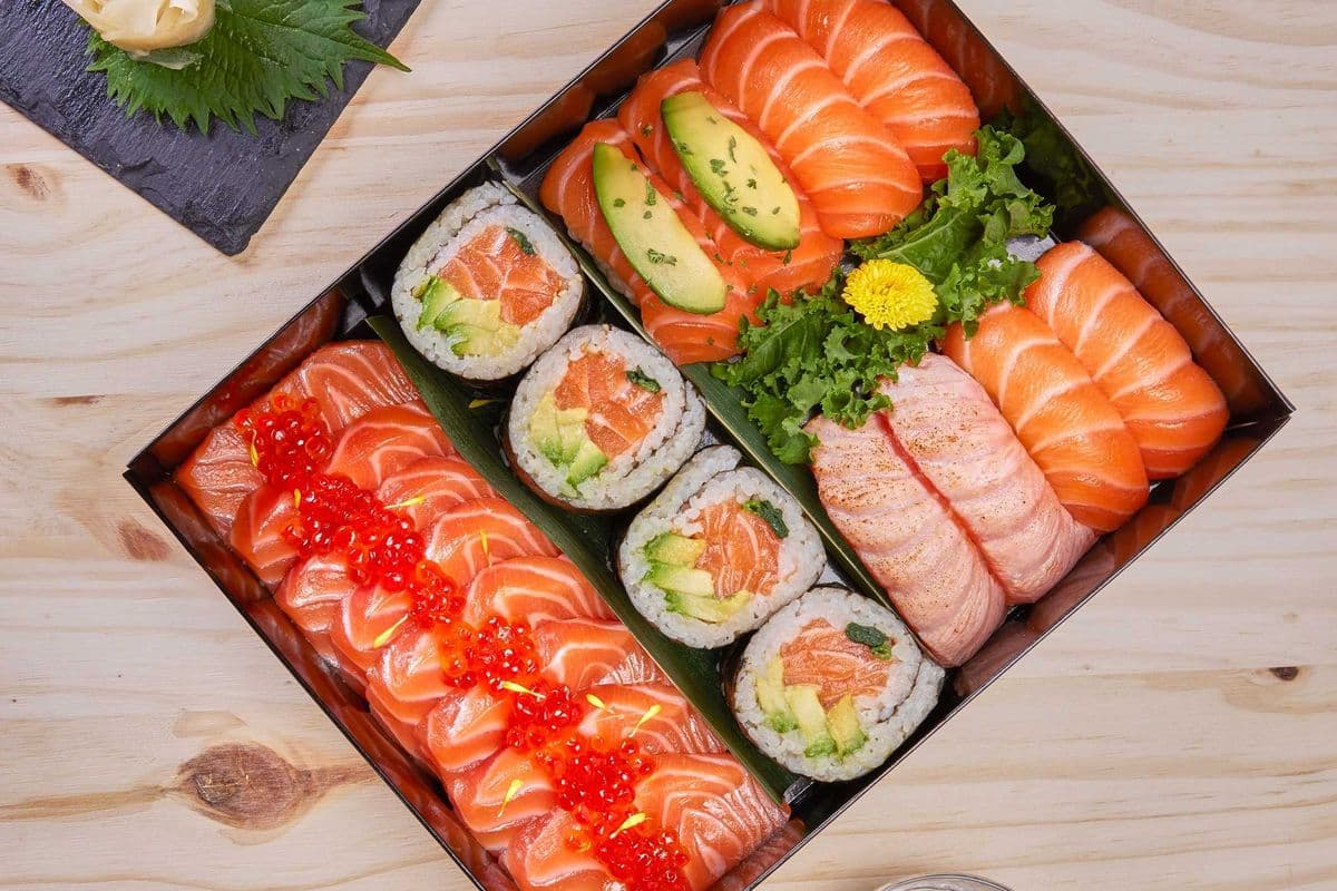 V10. Salmon Deluxe Sashimi, Sushi & Roll 24 pcs (for 2)
