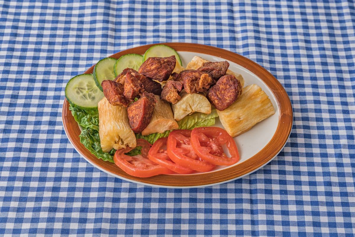 Yuca Frita Con chicharron
