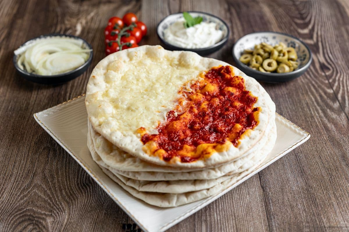 Manakeesh fromage et muhammara (6 mcx) / Cheese and Muhamara Manakeesh (6 Pcs)