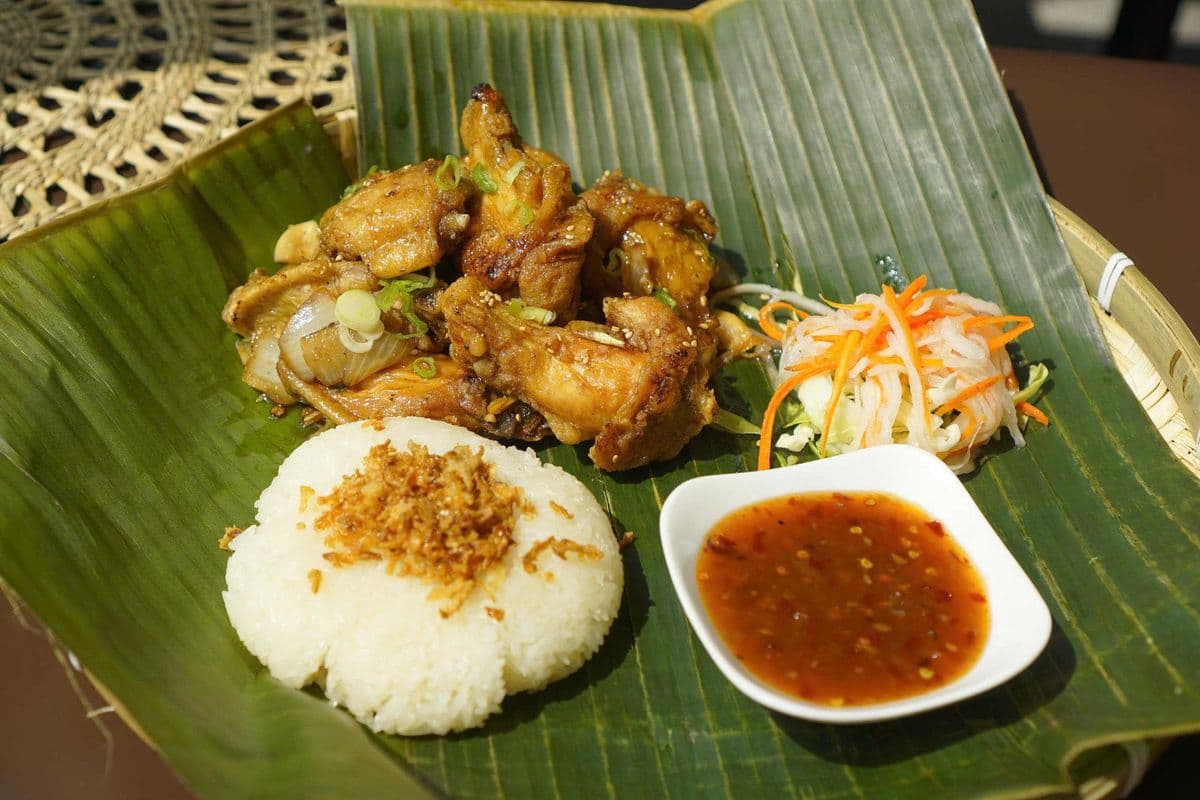S3. Fish Sauce Wings with Sticky Rice / Cánh Gà Chiên Nước Mắm an Kèm Xôi