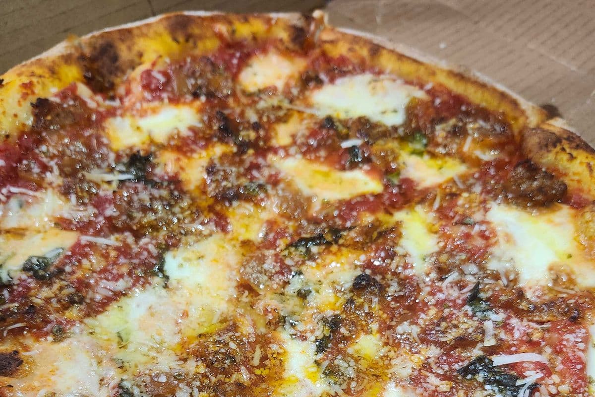 26. 16" Extra Large Salamino Pizza