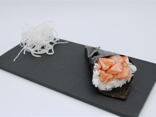 Salmon Hand Roll (1pc)