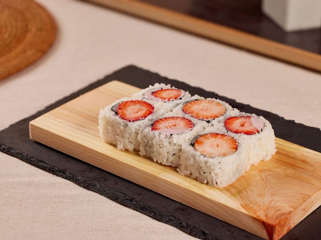 Cheese Strawberry Roll (8pcs)