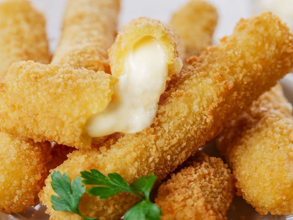 Mozzarella cheese sticks (8 Pc.)