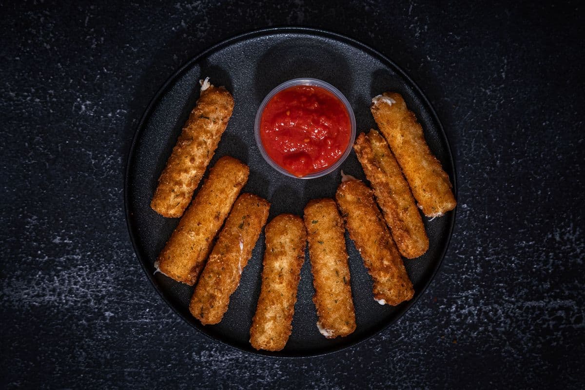 Mozzarella Sticks (8 pcs)