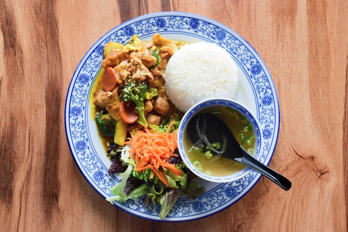 55. Curry Chicken on Rice or Noodle (Cari Ga)