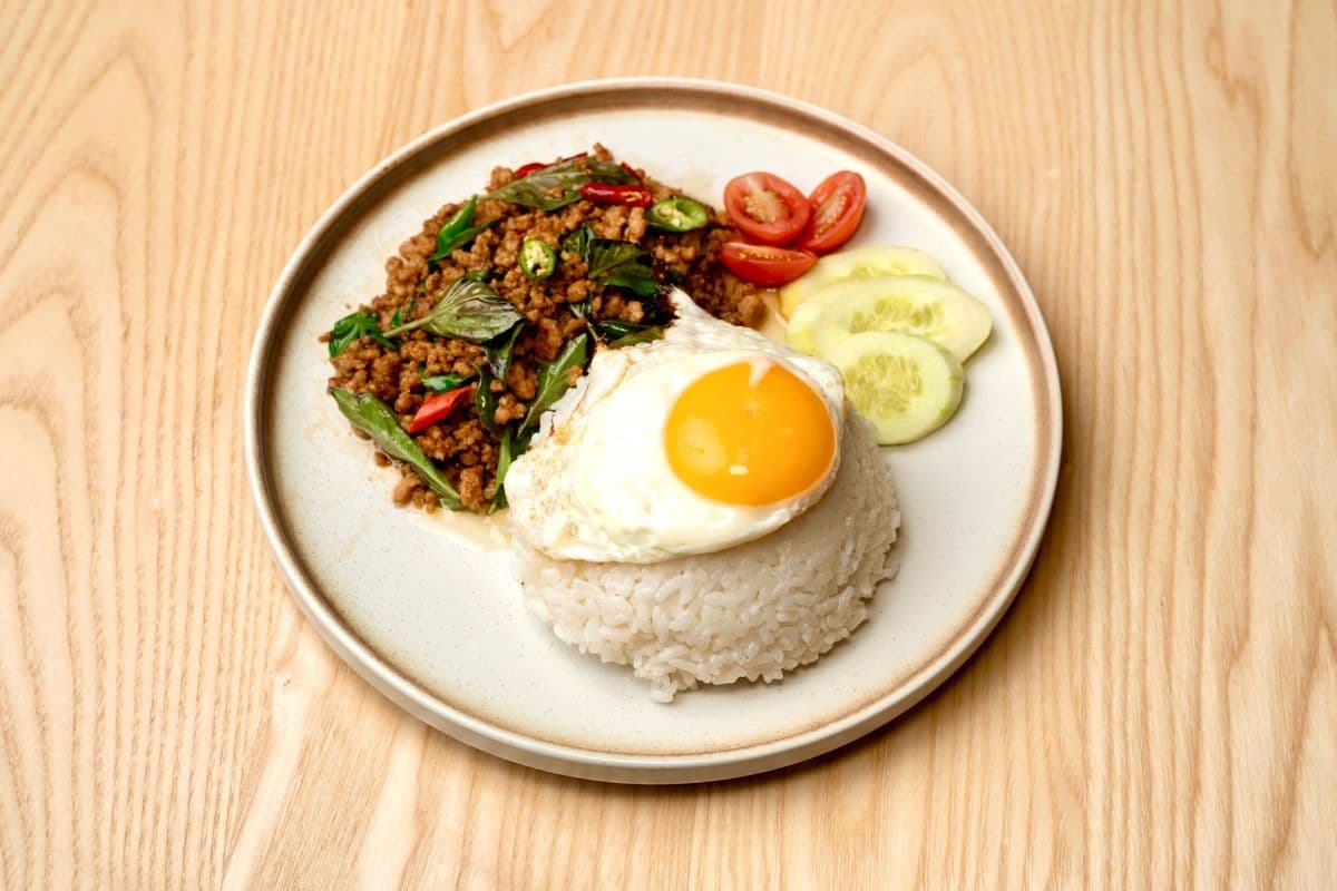 TH602. 泰式香辣肉碎煎蛋丼 / Thai Minced Pork and Holy Basil Stir-fried Rice Bowl