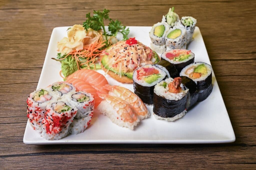 164. 10 Futomakis, 8 makis, 8 hosomakis, 4 nigiris, pizza (36mcx)
