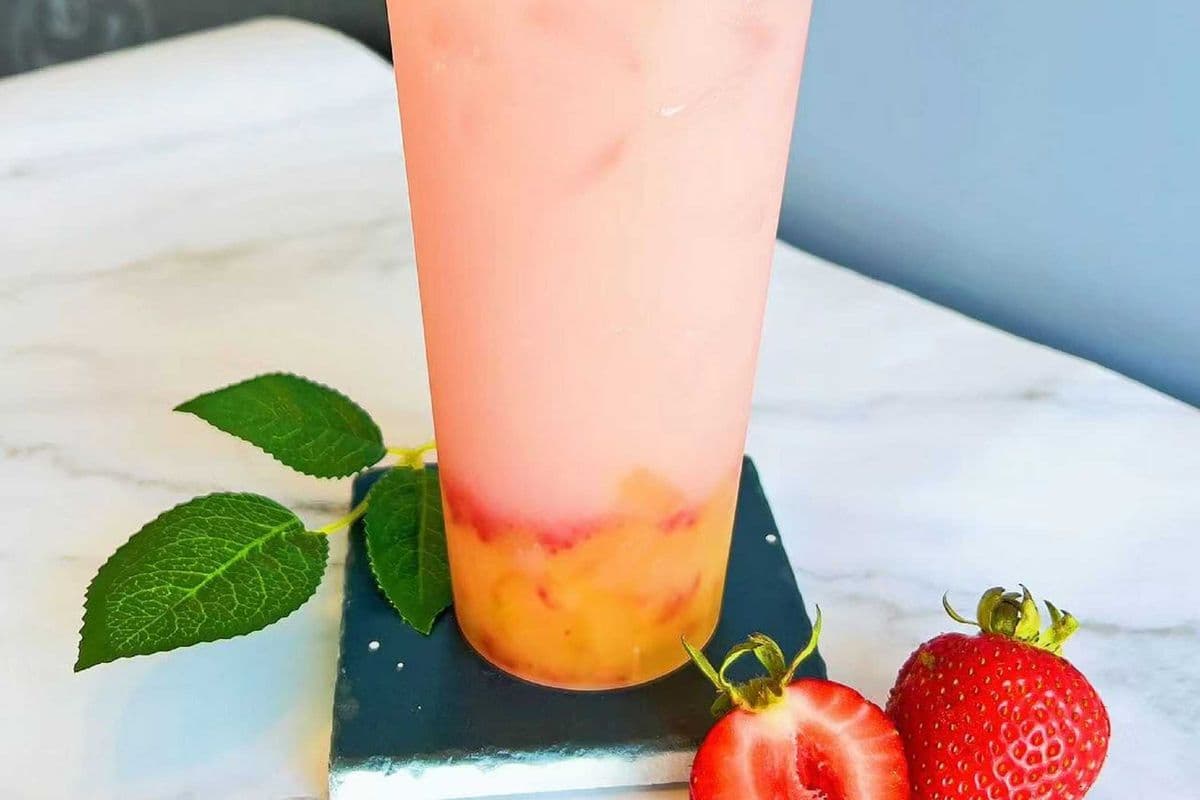Strawberry Yakult w/ Passion Fruit Jelly 草莓粒粒养乐多