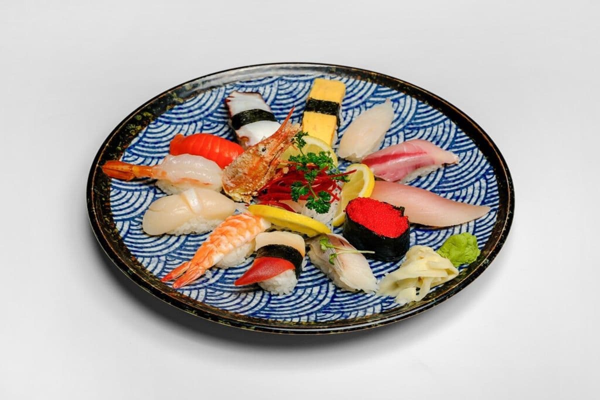 Assorted Sushi (8 pcs)