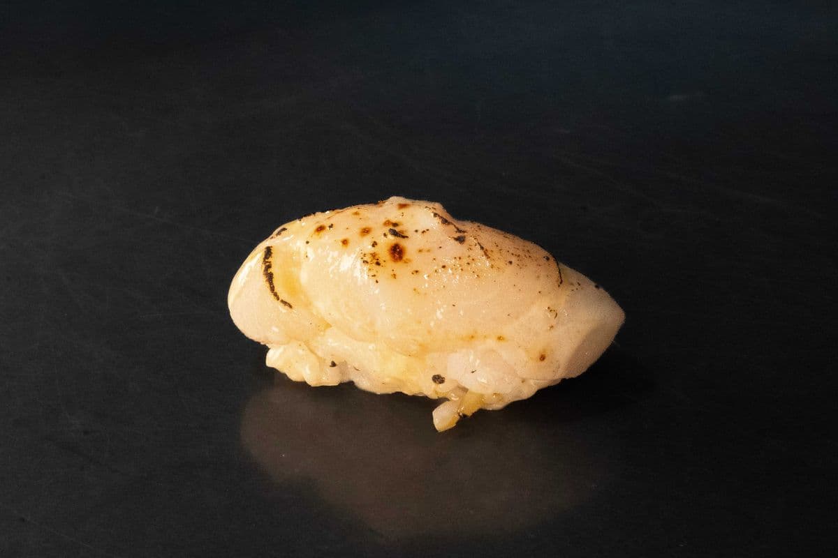 1007. Torched Scallop Sushi (2PCS)