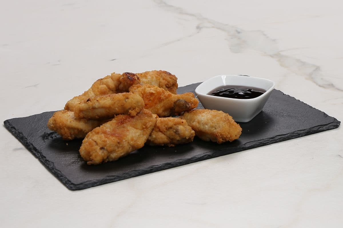 8 Spicy Crispy Chicken Wings with 1 Dipping Sauce On Side