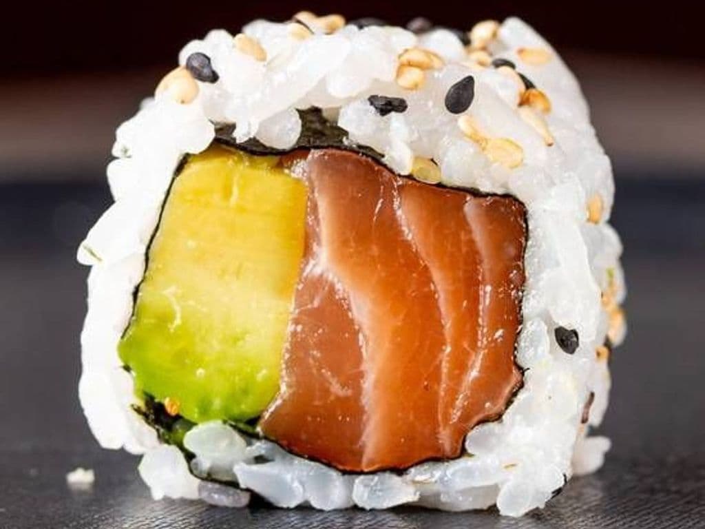 Salmon Avocado Roll (8pcs)