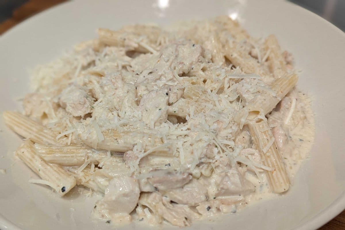 Creamy Chicken Alfredo (Penne Pasta)