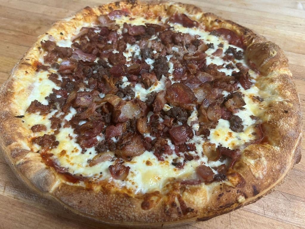 Pizza 16" Tout Garnie, Viande Fumee et Bacon /16" All Dressed Pizza, Smoked Meat and Bacon