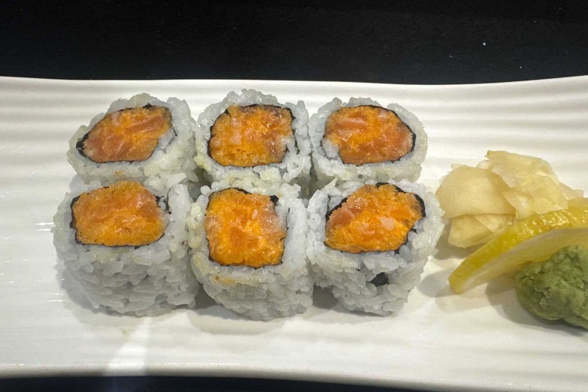 Spicy Salmon Maki (6 pcs)