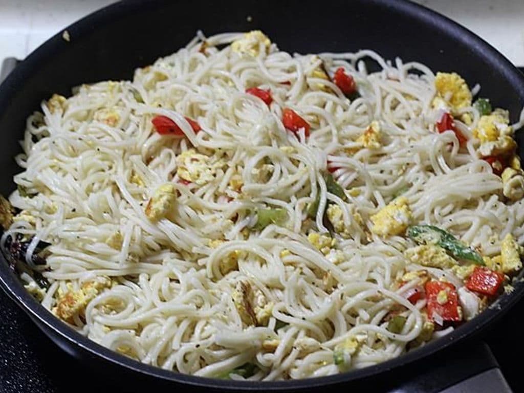 Egg Hakka Noodles