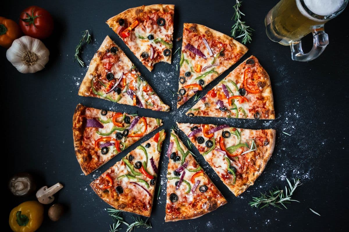 15" pizza avec 2 garnitures / 15" Pizza with 2 Toppings