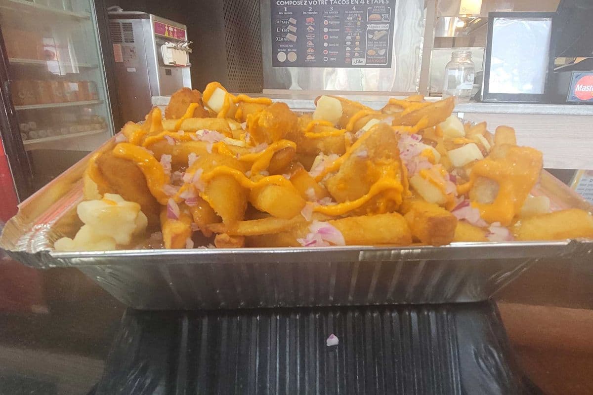 poutine au poulet frit