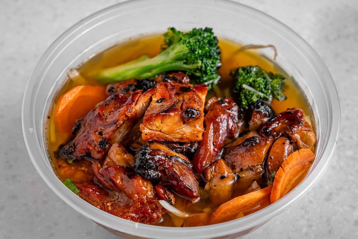 K.Soupe poulet BBQ et nouilles avec broccoli /chicken noodles soup with vegetables