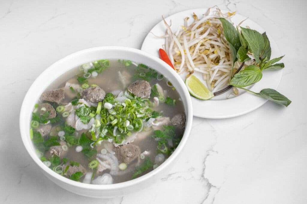 B12. Pho (Bouillon de bœuf/ Beef broth) - Bœuf saignant et boulettes / Rare beef and meatballs
