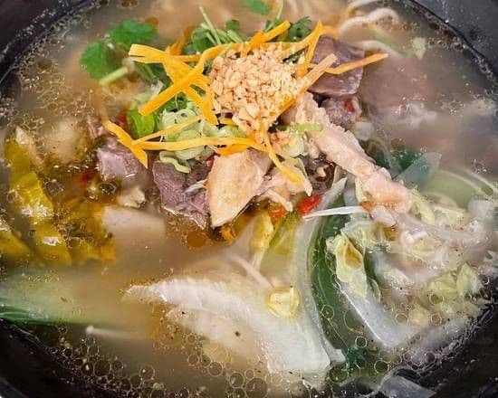 Noodle Soup with Beef Tripe (牛杂汤面)