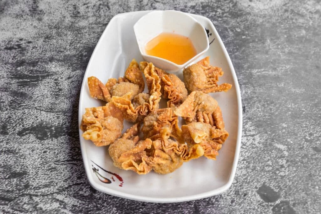 6. Wontons frits au poulet (12 mcx) / Fried Chicken Wontons (12 pcs)