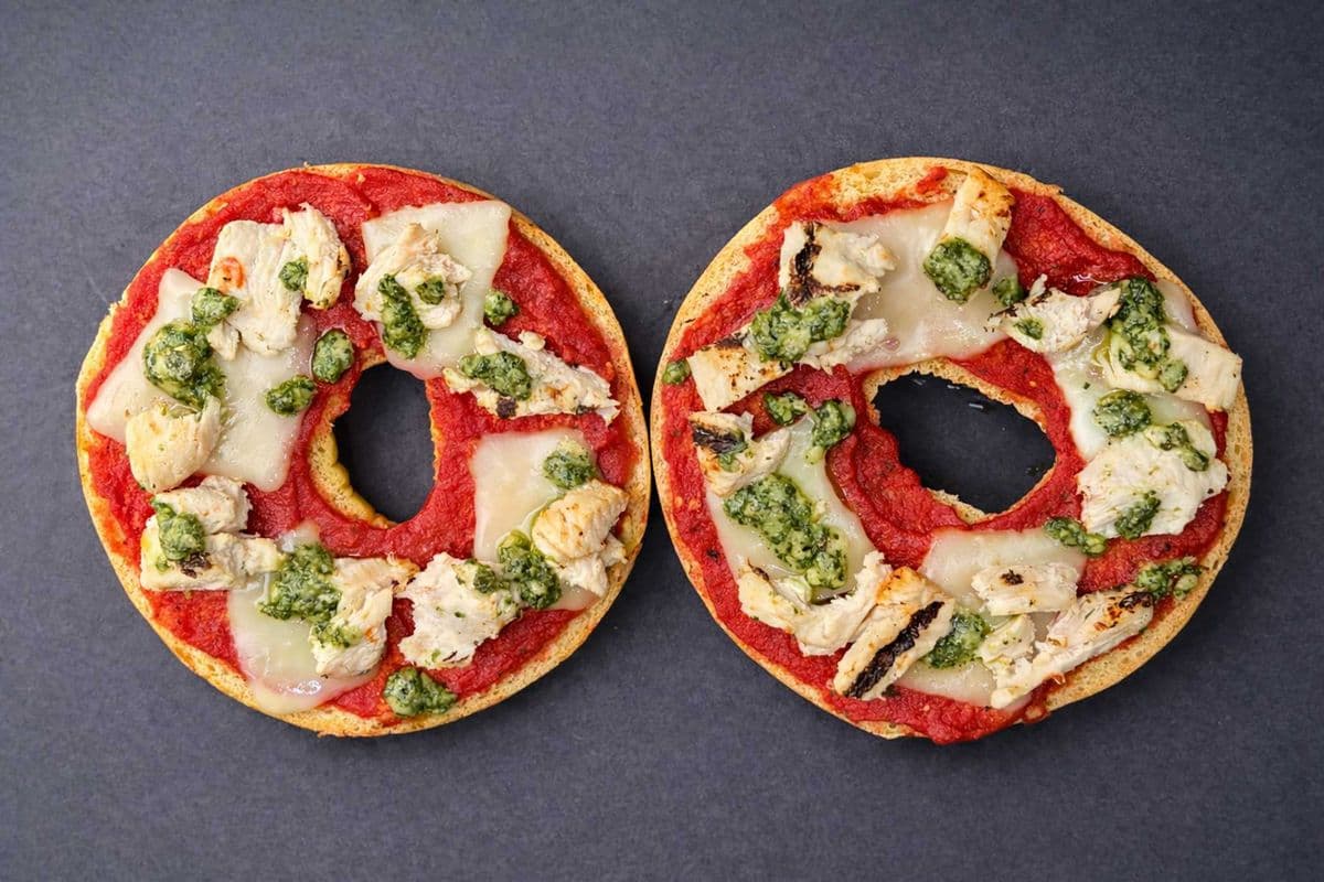CHICKEN PESTO Pizza Bagel