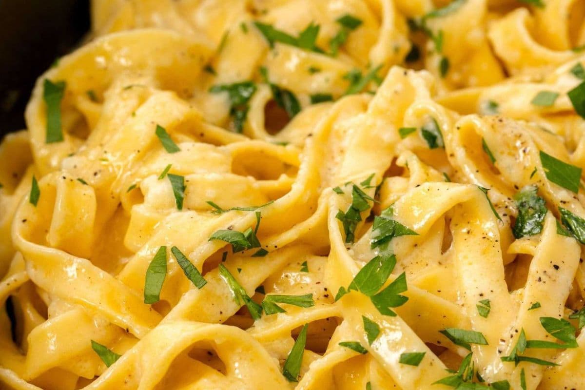 Fettuccine Alfredo Pasta (40 oz)