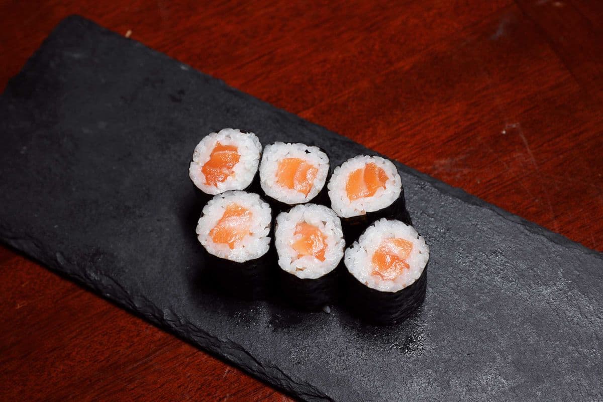 Salmon Roll (6 pcs)