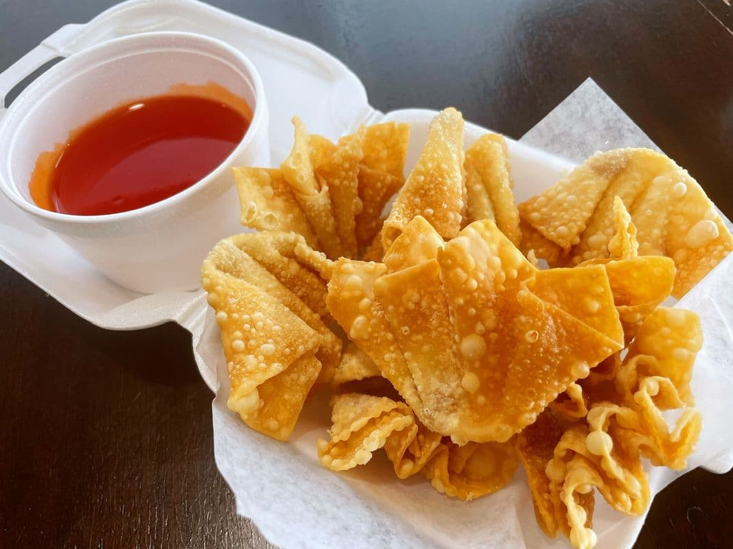 11. Deep-Fried Wonton Wraps with Sweet & Sour Sauce炸云