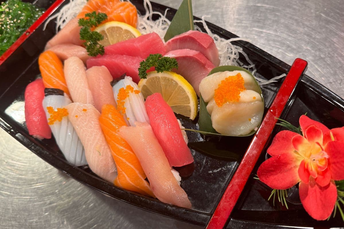 Hanako Boat (20 pcs) With Salad