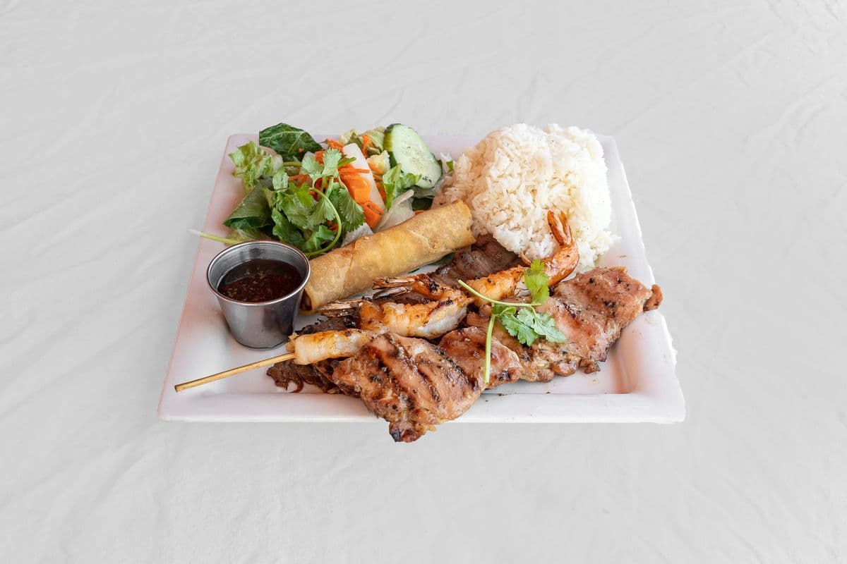 Poulet, flank steak et brochette de crevettes (1 pc) / Charcoal Chicken, Flank Steak & Shrimps Skewer (1 pc)