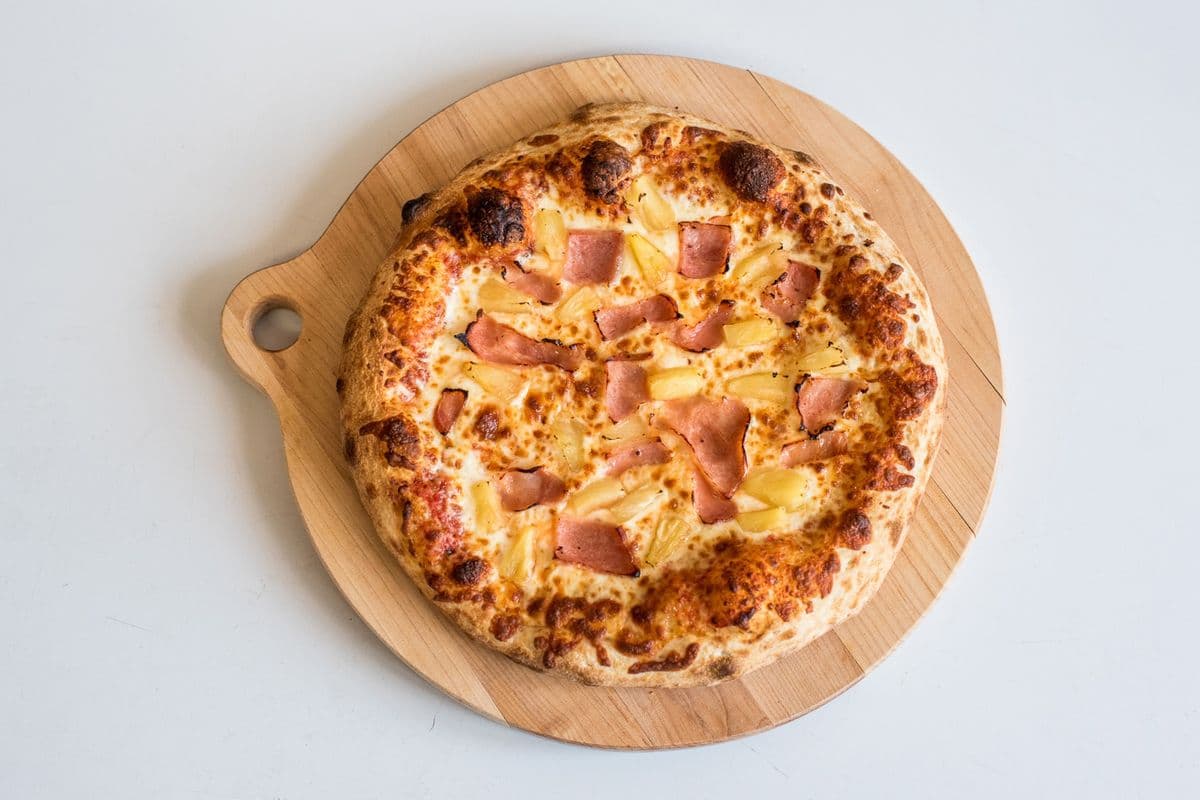1 Pizza Hawaïenne (18")/ 1 Hawaiian Pizza (18")