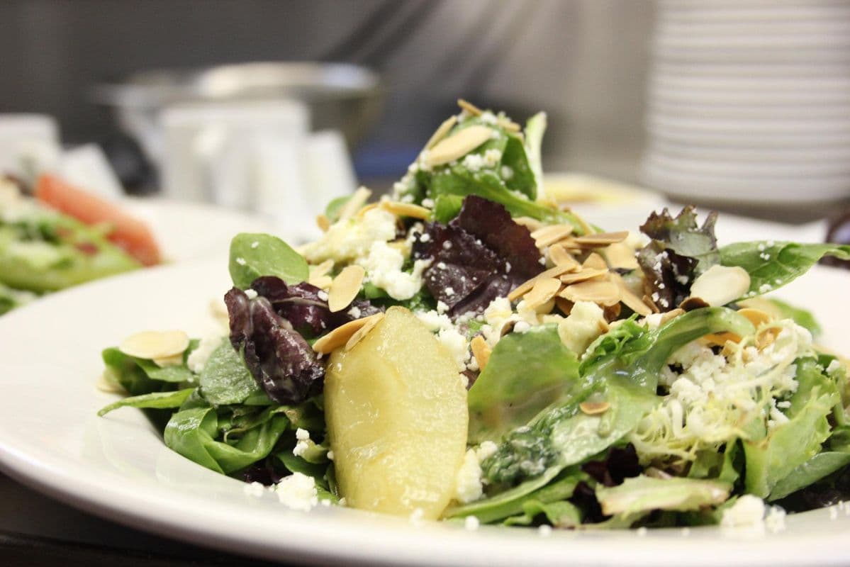 Salade tiède aux poires et fromage de chèvre / Warm Salad with Pears and Goat Cheese