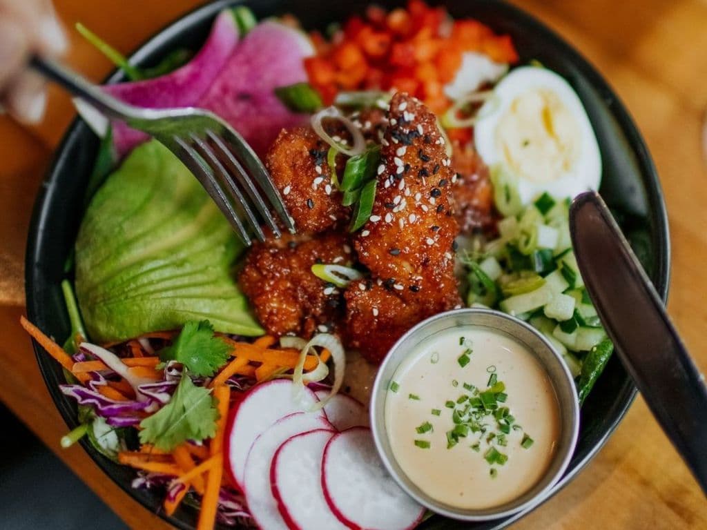 Poké au poulet miel épicé / Spicy honey chicken poké