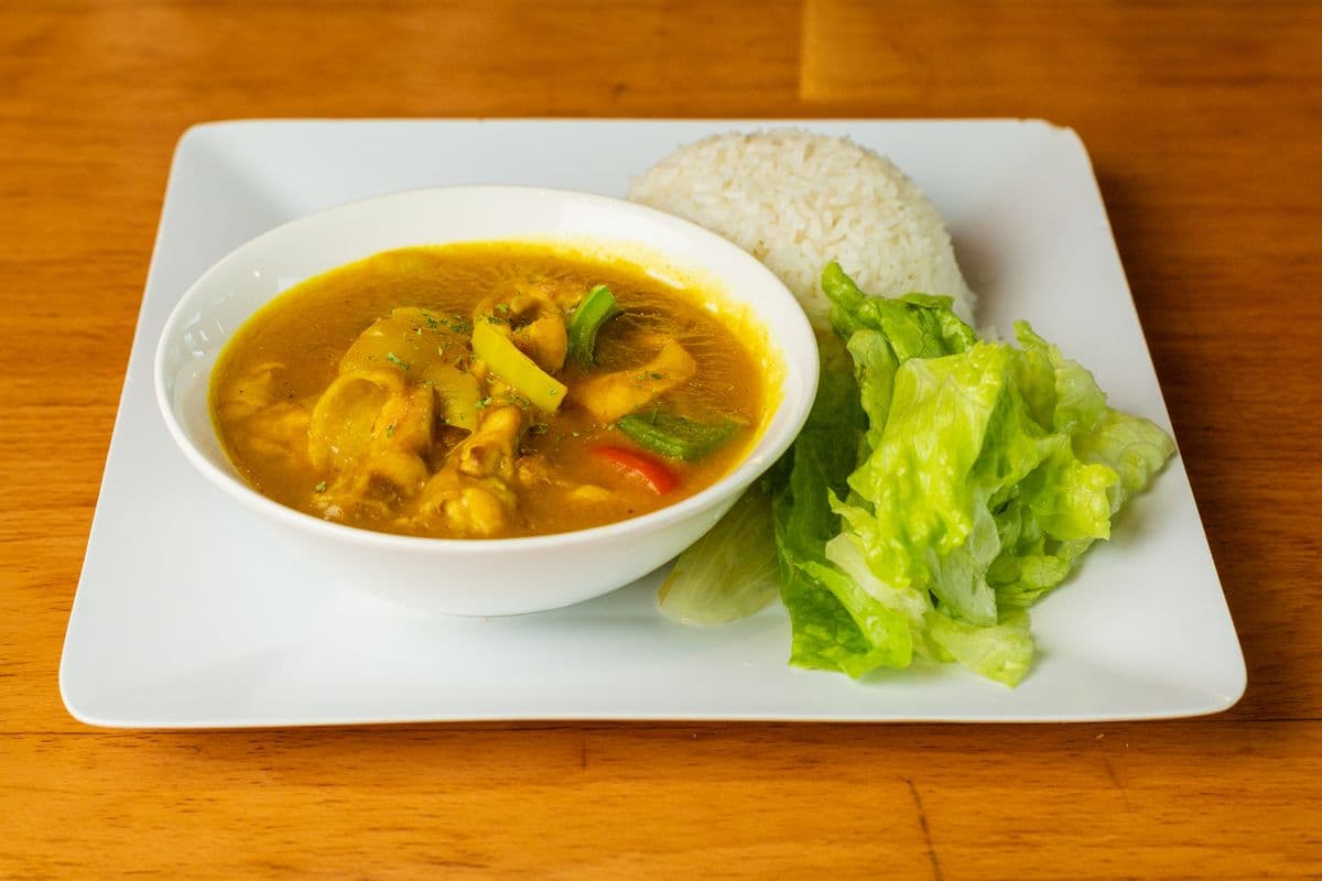 F4. Yellow Curry Chicken on Rice