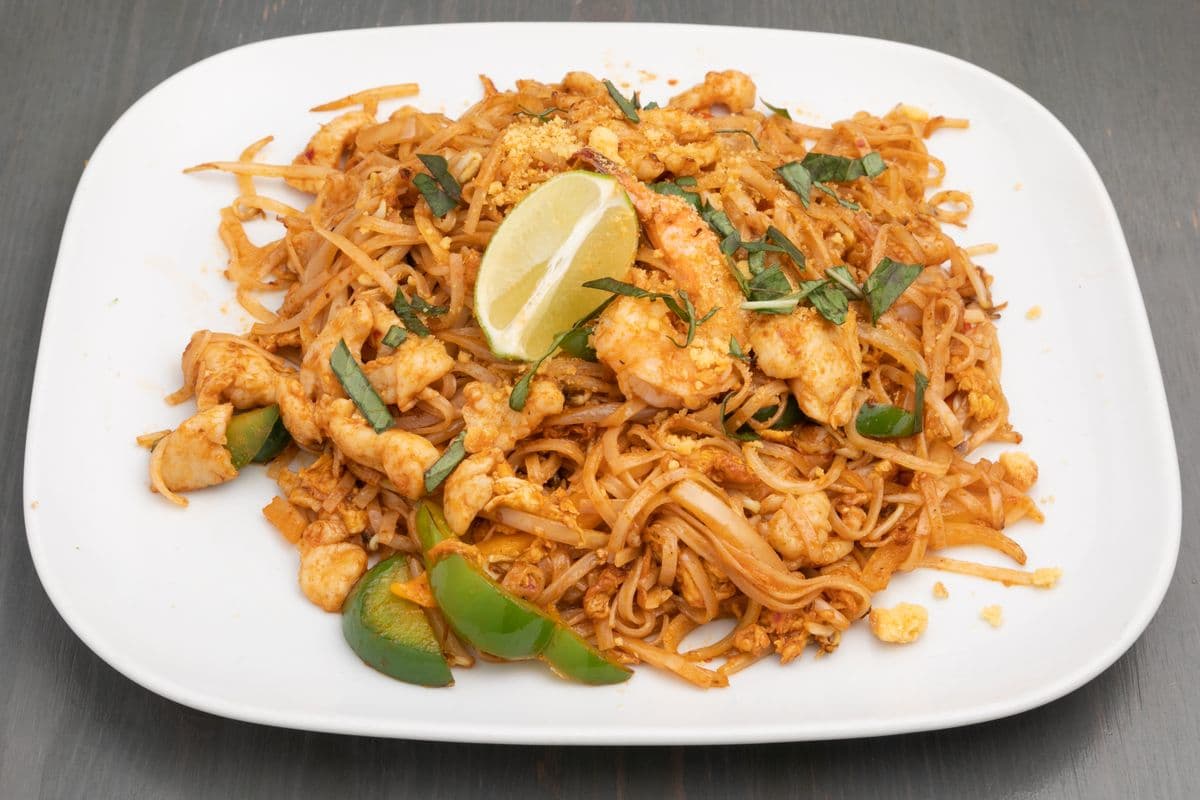 E. Pad thaï au poulet, aux légumes et aux crevettes / Pad Thai with Chicken, Shrimp, and Vegetables