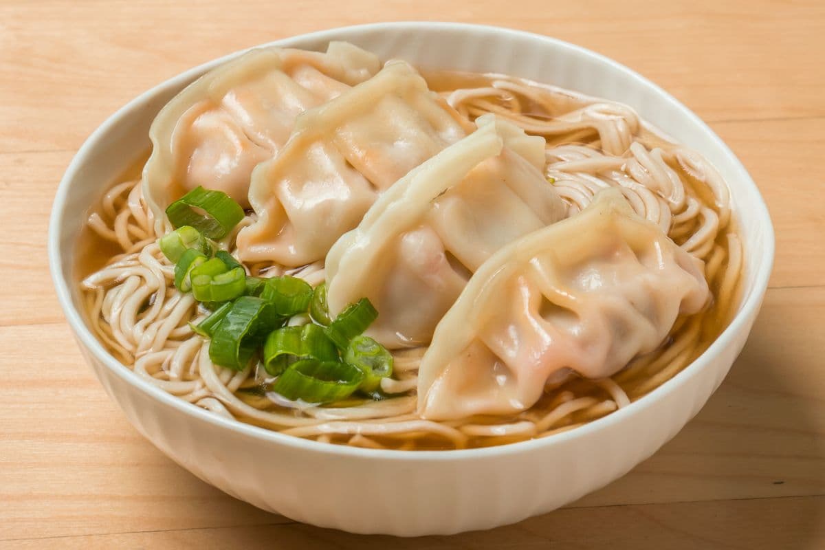 Kimchi Pork Vegetable Wonton Noodle Soup (4 pcs)