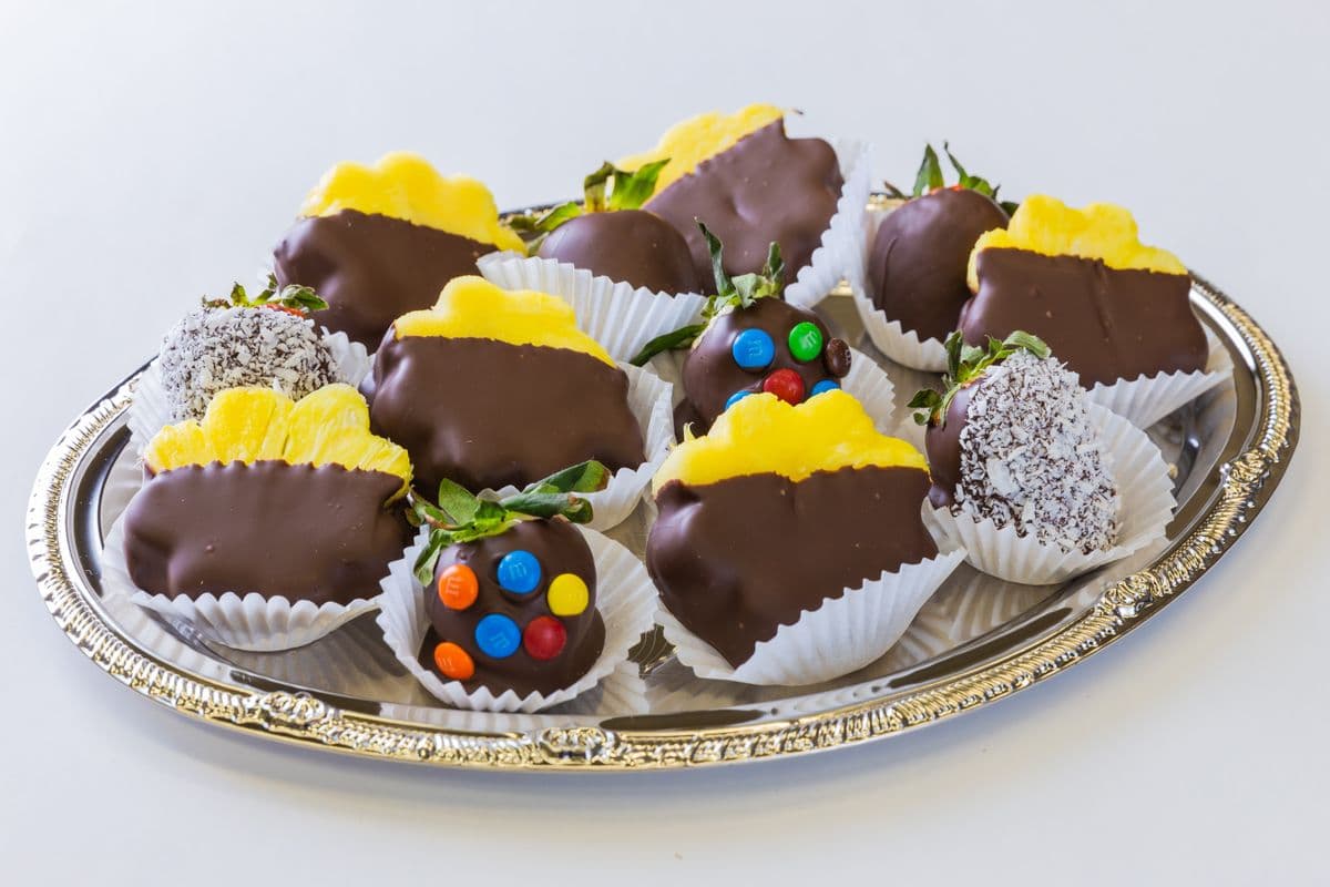 Pineapple and Berry Delight Platter (12 pcs)