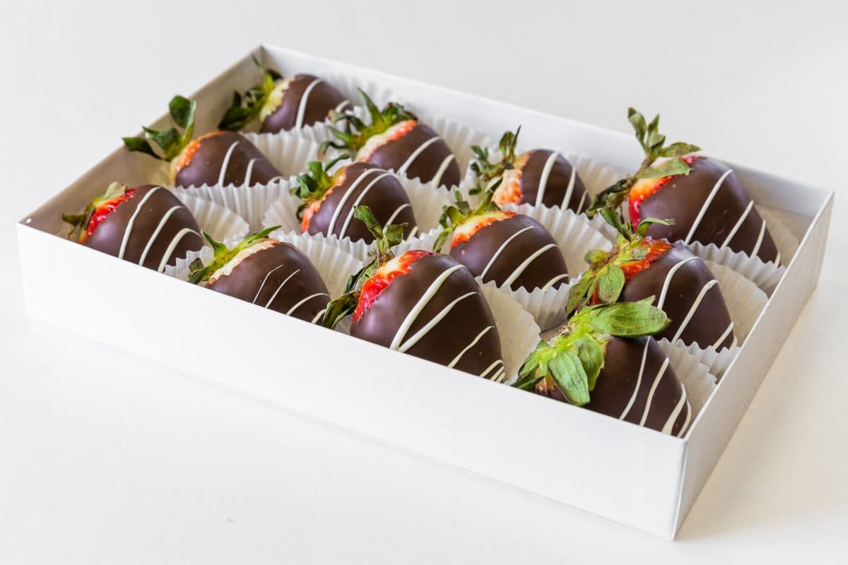 Swizzled Chocolate Strawberries (12 pcs)