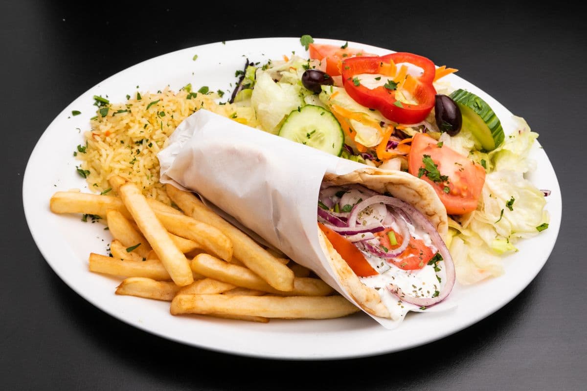 Plat de pita souvlaki au porc