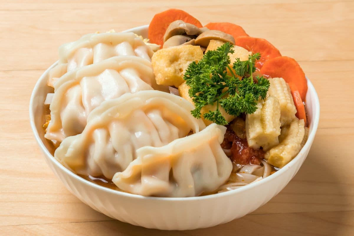 Thai Sweet-and-Sour Soup with Kimchi Pork Vegetable Wonton (4 pcs)