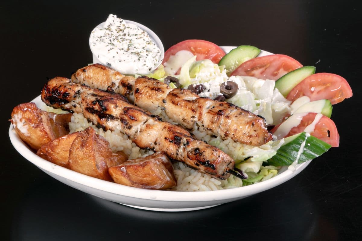 Plat de souvlaki au poulet