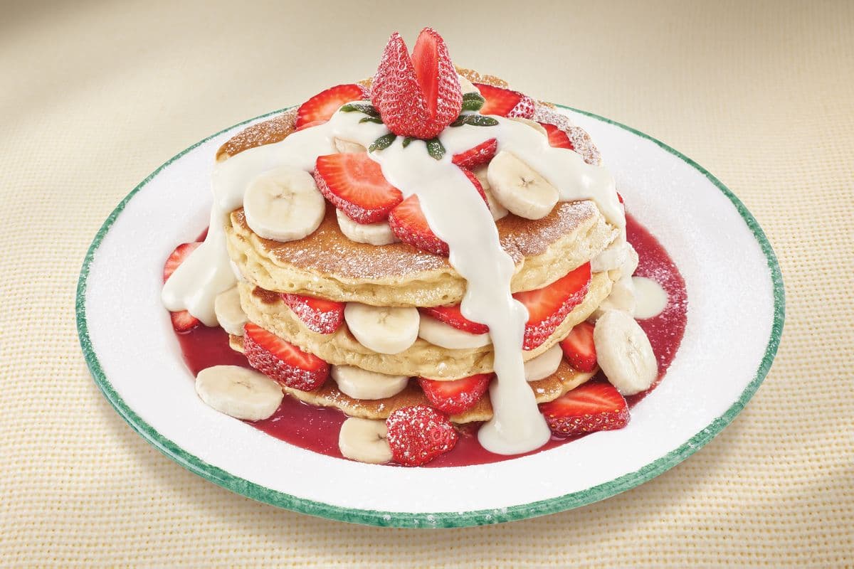 Strawberry-banana pancakes (1090 Cals)
