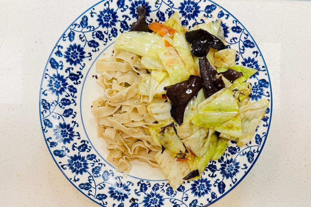 H6 醋溜白菜拌面 Tangy Cabbage Noodles 🌶️