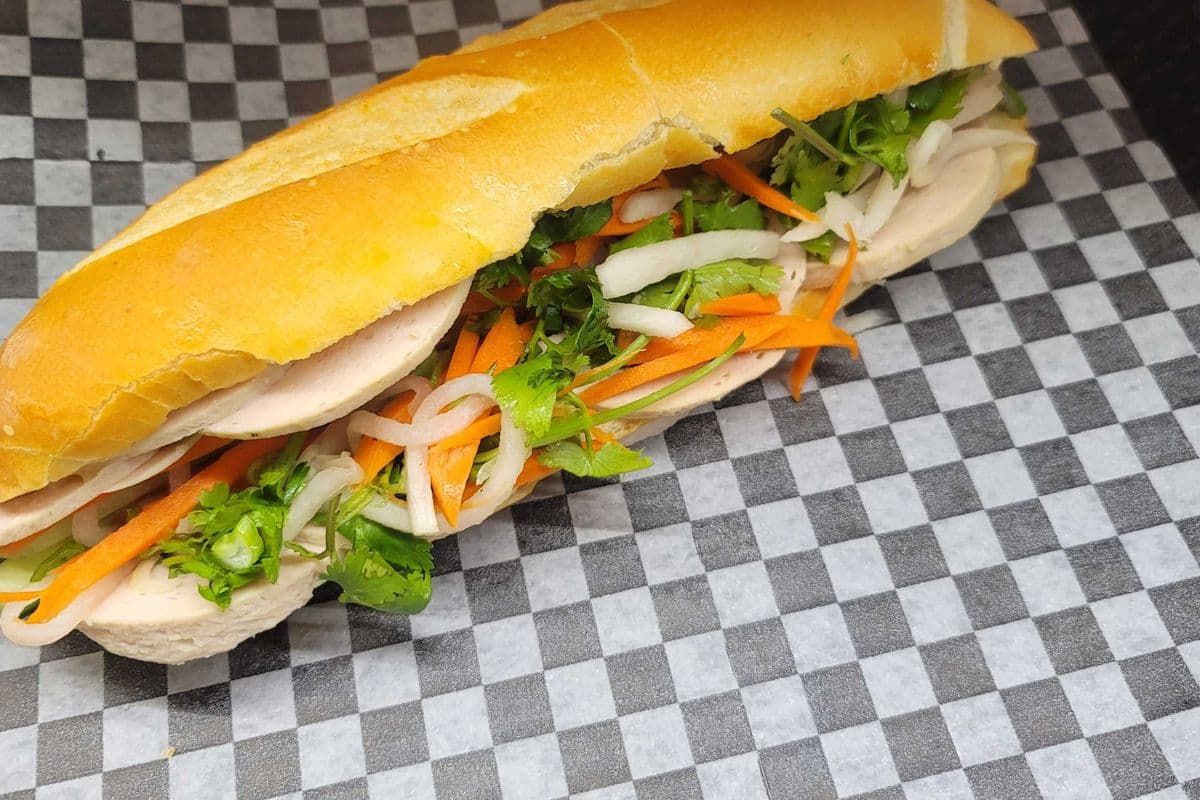 Banh mi sandwich à la saucisse vietnamienne